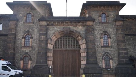 مطاردة جزائري مشتبه به في جريمة طعن بعد إطلاق سراحه خطأً من سجن واندزورث