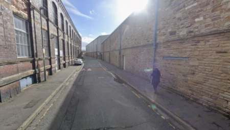 ألعاب نارية تصيب طفلة في برنلي بجروح خطيرة واعتقال فتى 15 عامًا