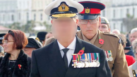 اعتقال ستيني ظهر بزيّ أميرال مزيف في فعالية تذكارية بشمال ويلز