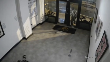 السجن لرجل سرق مطبوعة بانكسي ثمينة لتسديد دين مخدرات قديم