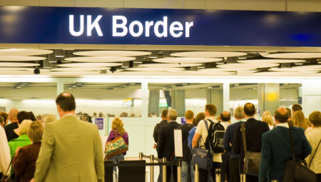 هجرة الأدمغة تتسارع: عشرات الآلاف من البريطانيين يتركون البلاد بحثًا عن فرص أفضل