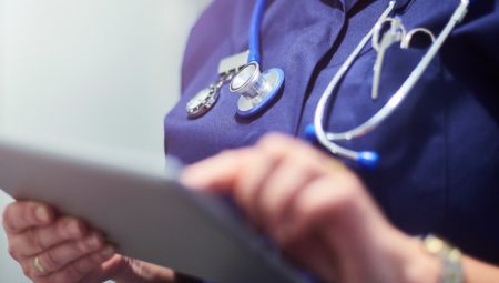 نواب بريطانيون يتهمون مايكروسوفت بإهدار أموال NHS عبر عقود حكومية ضخمة