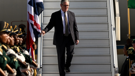 ستارمر يصف فاراج بـالضعيف لفشله في مواجهة العنصرية داخل حزب الإصلاح