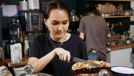 بريطانيا ترفع الحد الأدنى للأجور إلى 12.71 جنيه للساعة للبالغين فوق 21 عامًا