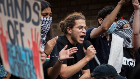 طالب مصري في لندن يواجه خطر الترحيل بعد احتجاجات مؤيدة للفلسطينيين