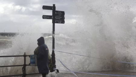 العاصفة آمي تضرب بريطانيا برياح 160 كلم/س وتعطل المدارس والرحلات