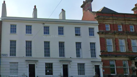 امرأة تهدد مسلمات بمقص في ليفربول وتوضع تحت الحراسة بموجب قانون الصحة العقلية