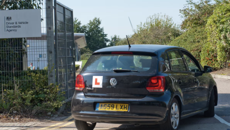 بريطانيا توسّع اختبارات القيادة لتقليص فترات الانتظار