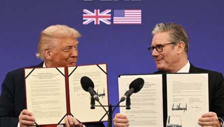 ضغوط ترامب لرفع أسعار الأدوية تهدد ميزانية الـNHS بمليارات الجنيهات