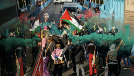 شرطة لندن تحقق في مجموعة انتفاضة 87 للاشتباه بخرقها قوانين الإرهاب