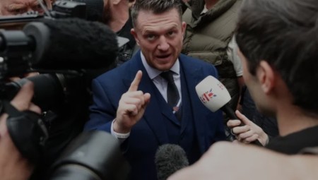 تأجيل محاكمة تومي روبنسون بتهمة تتعلق بالإرهاب بسبب زيارته لإسرائيل