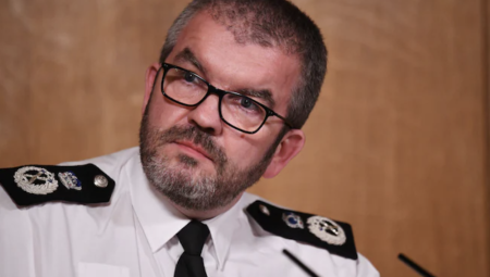 بريطانيا تستخدم طائرات مُسيّرة وتقنيات ليلية لتعقّب المهاجرين عبر البلقان