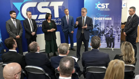 حظر الرموز المؤيّدة لفلسطين في الـNHS ضمن حملة حكومية لمكافحة معاداة السامية