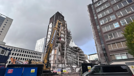 إخلاء المئات بعد حادث انهيار جزئي لمبنى قيد الهدم في مانشستر