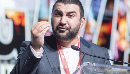 احتجاز صحفي بريطاني في الولايات المتحدة بعد انتقاده لإسرائيل