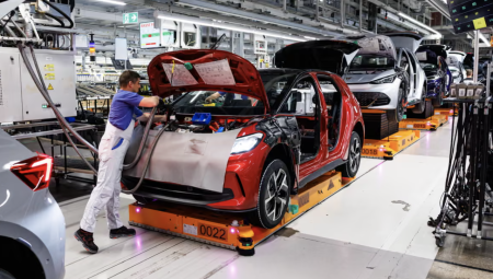 صانعات السيارات الأوروبية تحذر من توقف الإنتاج بسبب أزمة الشرائح الإلكترونية مع الصين